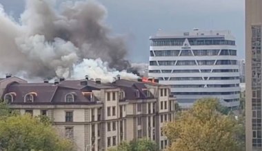 Горит квартира и крыша: пожар в элитном ЖК произошёл в Алматы
