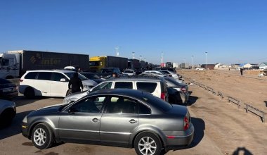 Более 400 грузовиков оказались в пробке на границе Казахстана и Узбекистана