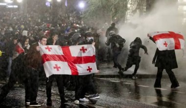 Водометы, баррикады и пиротехника: в Грузии продолжаются массовые протесты