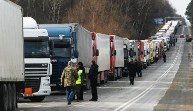 "Когда этот беспредел закончится?": огромная очередь снова образовалась на границе Казахстана с Россией