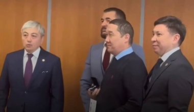 "За профессионализм": адвокат Нукеновых вручил награду защитнику Бишимбаева