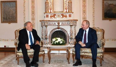 Назарбаев неожиданно объявился на встрече с Путиным