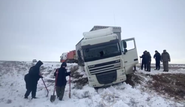 Сильный снегопад парализовал трассу в Мангистауской области