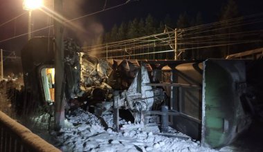 Пассажирский поезд столкнулся с грузовым в России. Есть погибшие