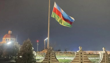 Траур в Азербайджане: в городах приспустили флаги в память о погибших в авиакатастрофе