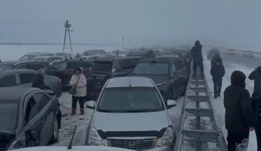 На трассе Астана – Петропавловск столкнулись около 95 автомобилей