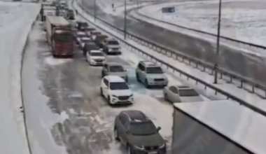 Около 800 машин скопилось на закрытой трассе в Карагандинской области