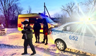 Гонки на дорогах: автомобиль с людьми упал с обрыва в реку в Семее