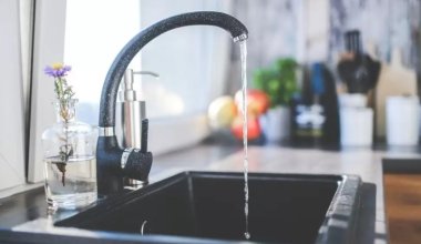 Сотни жителей остались без воды из-за прорыва в Семее