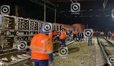 В Туркестанской области грузовые вагоны сошли с рельсов