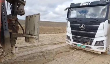 50 грузовых фур застряли на размытой трассе в Мангистау