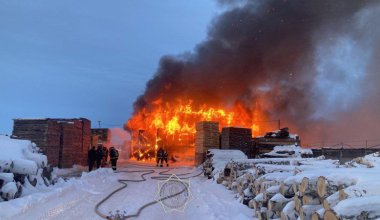 Крупный пожар разгорелся на предприятии в Петропавловске