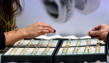 Ювелир в Караганде сдавал в ломбард драгоценности, которые ему приносили на чистку