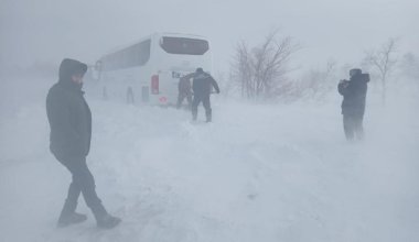 Более 100 человек из трех автобусов доставили в пункт обогрева спасатели в области Абай