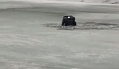 Автомобиль с людьми утонул в реке ЗКО