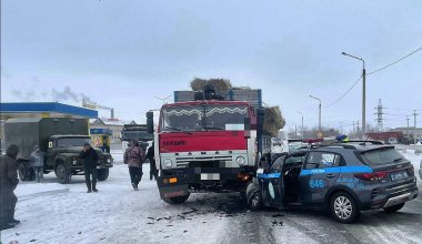 Полицейский автомобиль столкнулся с КамАЗом во время вызова в Семее