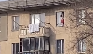 Видео шокировало Казнет: в Талдыкоргане ребенок стоял на краю окна пятого этажа