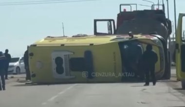 Скорая помощь перевернулась в Мангистау