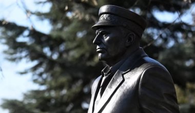 Памятник российскому политику Владимиру Жириновскому могут открыть в Алматы