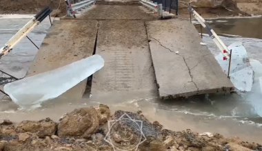 Резкий подъем уровня воды в реке ЗКО - на трассе размыло мост