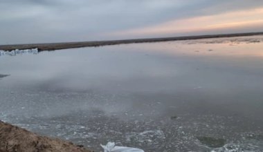 Перелив воды произошел на трассе в ЗКО - движение приостановлено