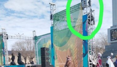 Украшавший сцену к Наурызу мужчина упал с высоты в Жезказгане - он скончался