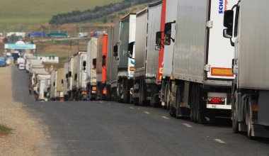 Километровые очереди: казахстанцы застряли на границе с Россией