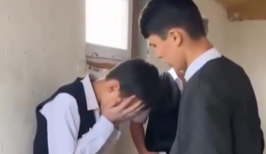 Видео шокировало Казнет: в Казахстане ученик избивал сверстников