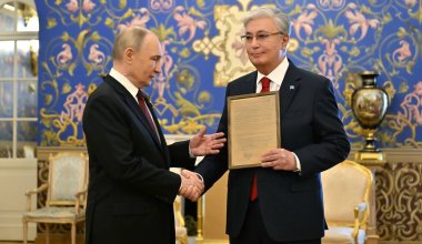 Путин вручил Токаеву наградной лист для его отца