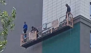 Рабочий угрожает сжечь себя в прямом эфире в Костанае - что известно о требованиях