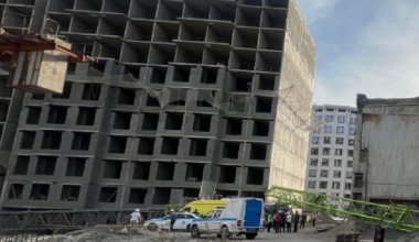 Рабочий погиб в результате падения башенного крана на стройке в Алматы