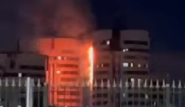 В Астане горит ЖК «7 бочек»