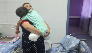 "Просыпается в страхе": что известно о состоянии девочки, лишившейся ног ДТП
