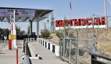 До двух часов простаивают туристы на границе Казахстана — эксперт