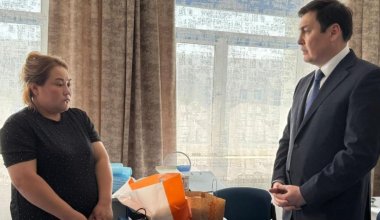 Девочка потеряла ноги после ДТП в Астане: матери вручили сертификат на жилье