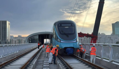 В Астане на станции у «Абу Даби Плазы» установили второй состав LRT