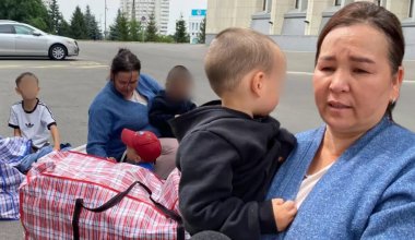 «У меня нет выхода»: женщина с тремя детьми намерена ночевать перед акиматом Алматы