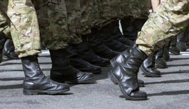"Отлов" призывников: женщина эмоционально пыталась "отбить" сына в Костанае