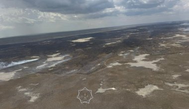 Атырау задыхается от запаха гари: на место пожара сбросили уже почти 300 тонн воды