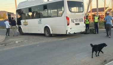 Мопед столкнулся с автобусом в Кульсары - погиб подросток