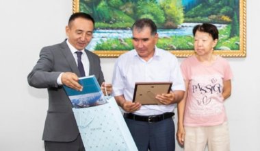 Мужчину, который спас 10-летнего ребенка от собак близ Алматы, наградили