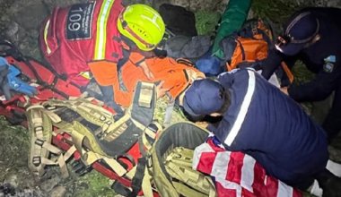 Подросток упал с высоты 15 метров в горах Алматы