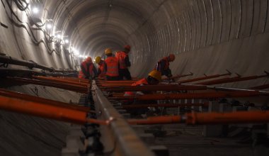 Без шума и стыков: в метро Алматы укладывают «тихие» рельсы нового поколения