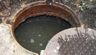 Рабочие погибли при очистке канализационного колодца в Караганде