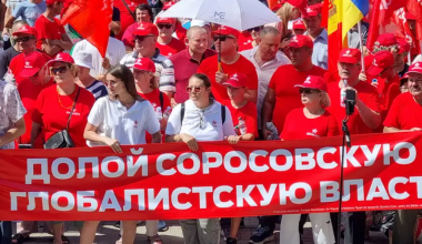 Тысячи протестующих в Молдове выступили против власти Санду
