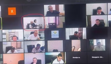 В Узбекистане уволили чиновника за объятия с подчинённой