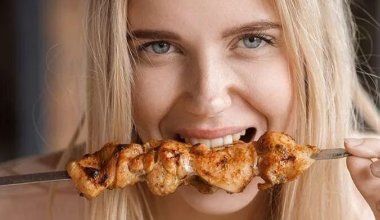 Иностранку шокировали цены в казахстанской шашлычной