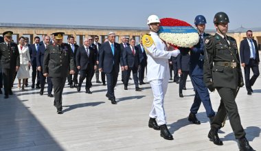 Визит в Турцию: Токаев посетил мавзолей Мустафы Кемаля Ататюрка