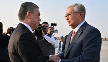 Токаев прибыл в Туркменистан на конференцию ООН
