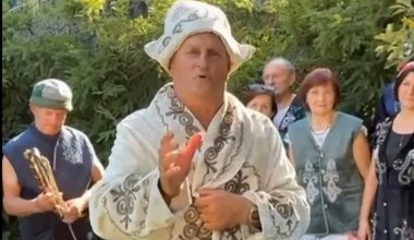 "Казахстан в наших сердцах": немцы облачились в национальную одежду казахов